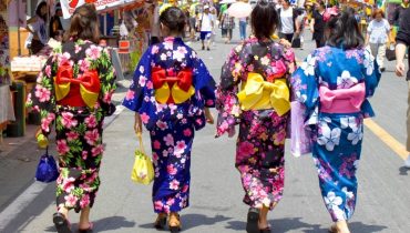 YUKATA JAPONES MODERNO : EXPLOSIÓN DE COLOR Y DISEÑO