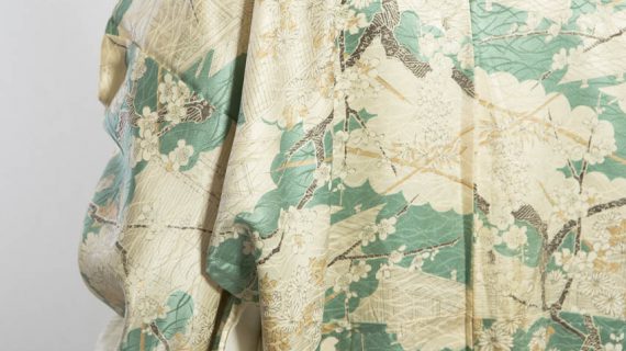 LAS FLORES EN EL KIMONO TRADICIONAL